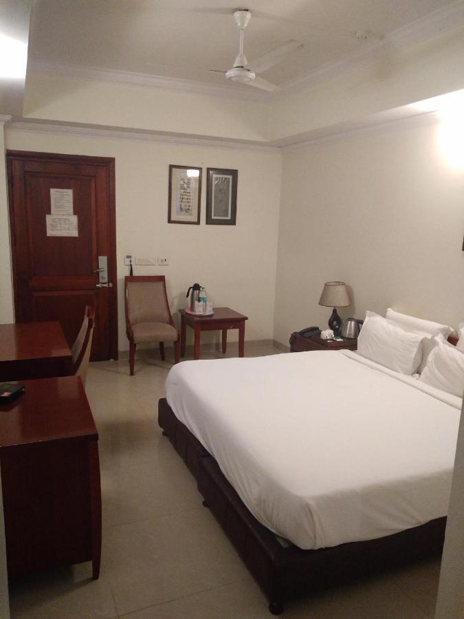 Hotel Bluestone Ghaziabad Εξωτερικό φωτογραφία
